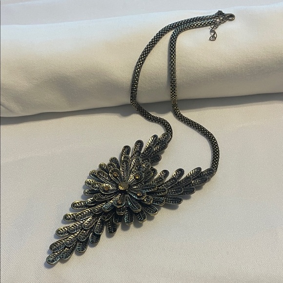 None Jewelry - Elegant Gold Pendant Necklace with yellow/bronze ✨ sparkles